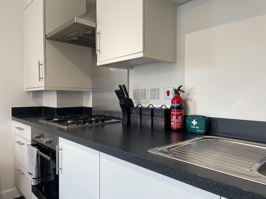 Stylish Station Apartment In Rochester With Free Parking Wainscot Eksteriør bilde