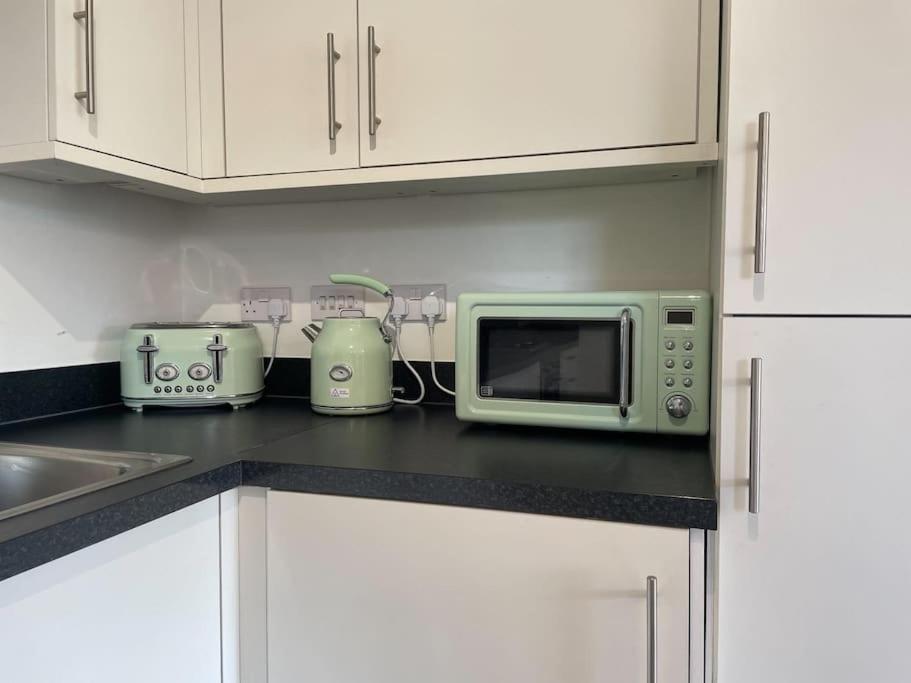 Stylish Station Apartment In Rochester With Free Parking Wainscot Eksteriør bilde