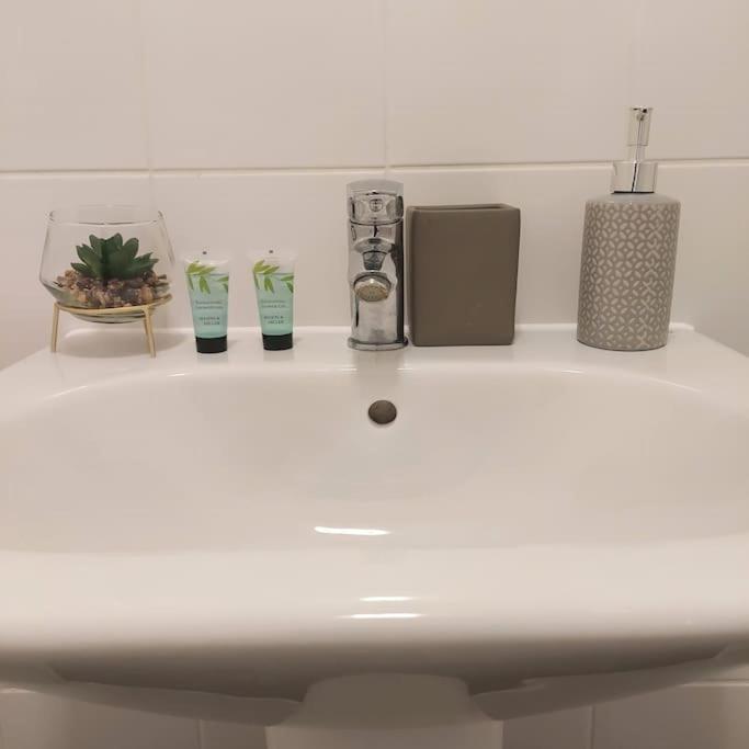 Stylish Station Apartment In Rochester With Free Parking Wainscot Eksteriør bilde