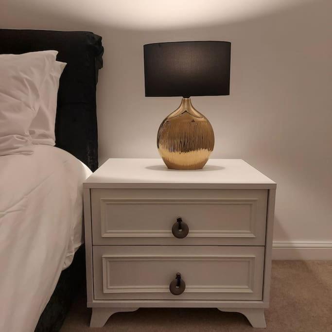 Stylish Station Apartment In Rochester With Free Parking Wainscot Eksteriør bilde