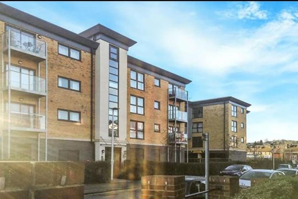 Stylish Station Apartment In Rochester With Free Parking Wainscot Eksteriør bilde