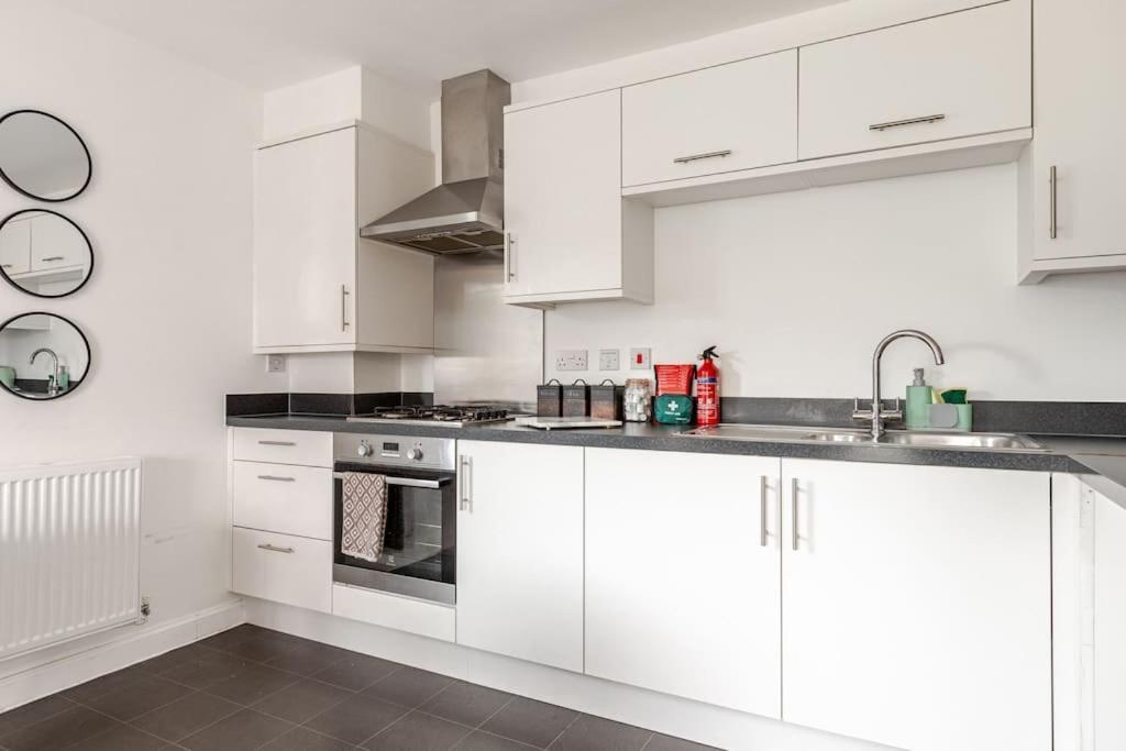 Stylish Station Apartment In Rochester With Free Parking Wainscot Eksteriør bilde