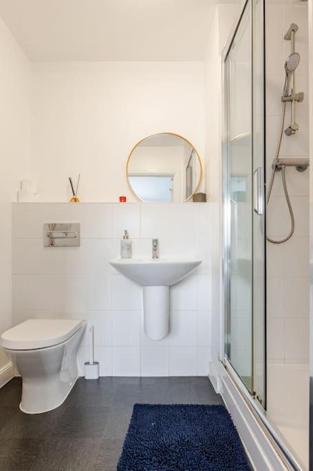 Stylish Station Apartment In Rochester With Free Parking Wainscot Eksteriør bilde