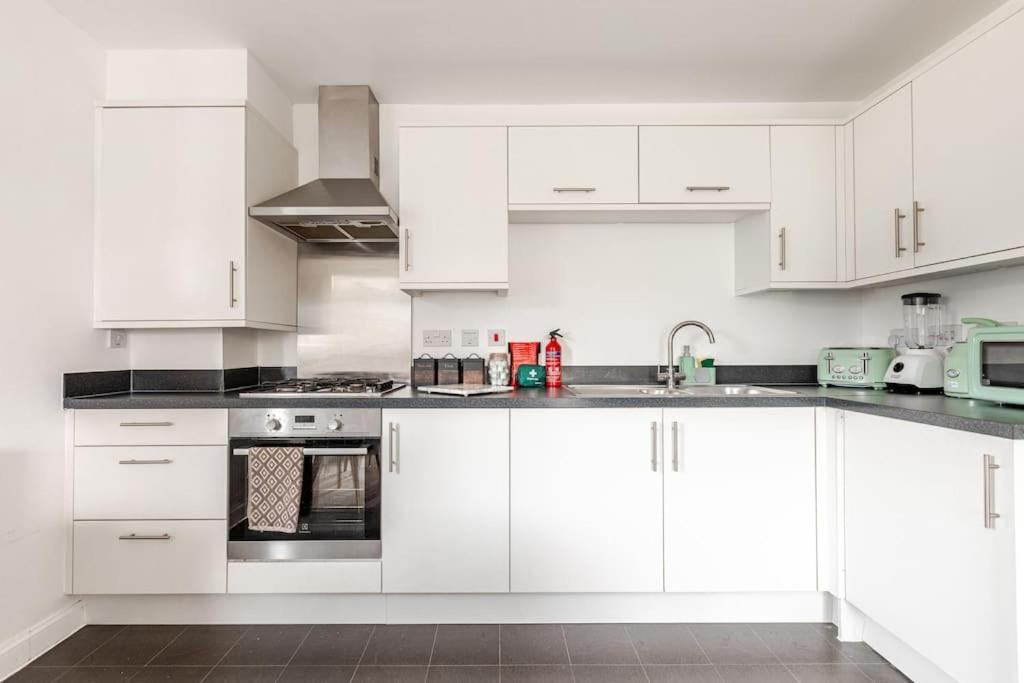 Stylish Station Apartment In Rochester With Free Parking Wainscot Eksteriør bilde