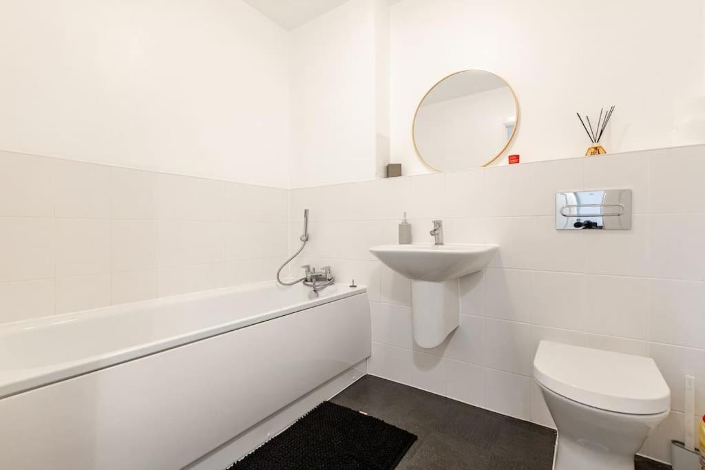 Stylish Station Apartment In Rochester With Free Parking Wainscot Eksteriør bilde