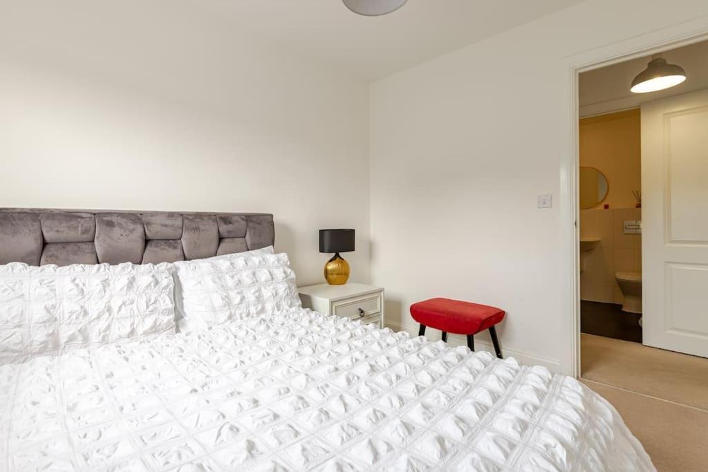 Stylish Station Apartment In Rochester With Free Parking Wainscot Eksteriør bilde