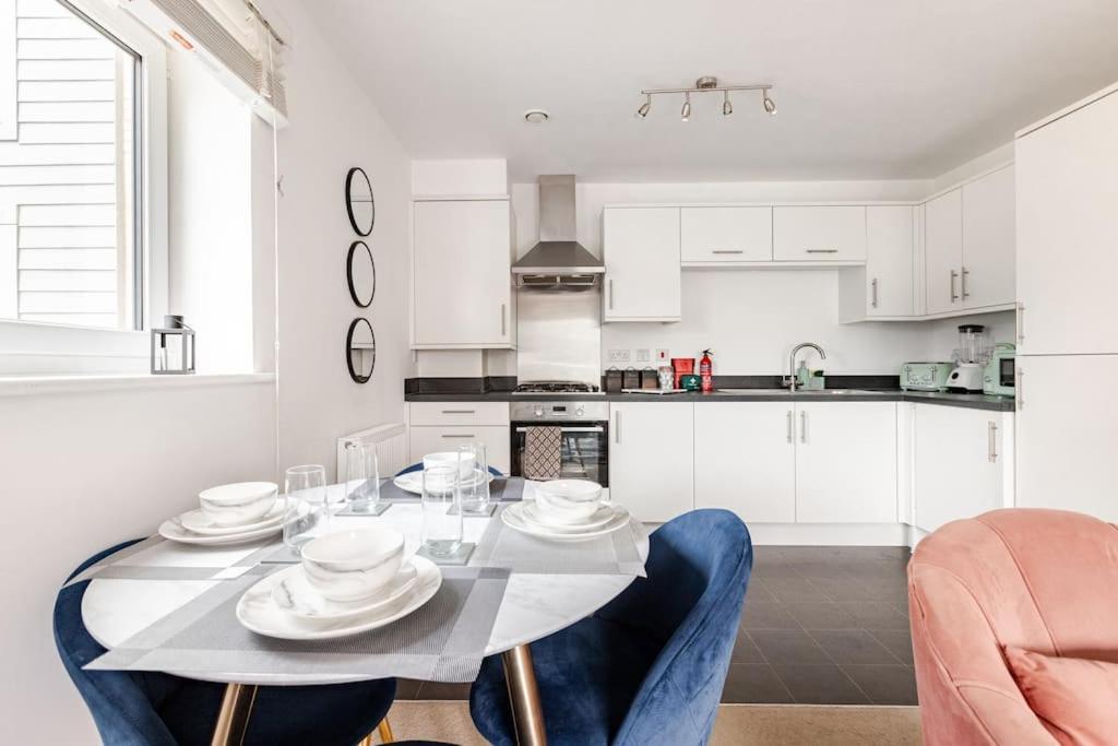 Stylish Station Apartment In Rochester With Free Parking Wainscot Eksteriør bilde