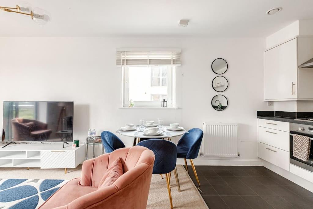 Stylish Station Apartment In Rochester With Free Parking Wainscot Eksteriør bilde