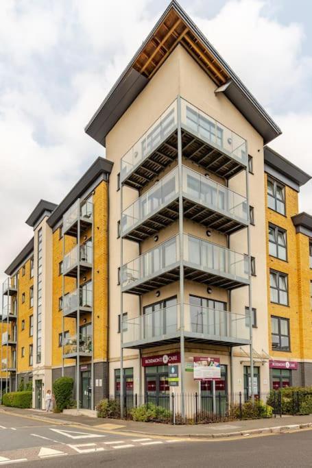 Stylish Station Apartment In Rochester With Free Parking Wainscot Eksteriør bilde